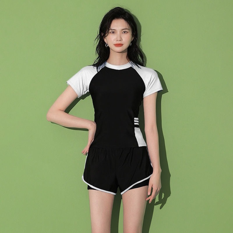 Costume da bagno, abbigliament - Sports Equipment With A recensione e prezzo